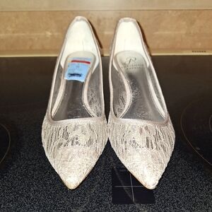 NWT Adriana Papell Elegant Silver Lace Kitten Heels Pumps Size 8